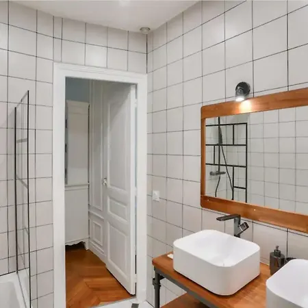Charming Haussmannian 3-bedroom - 16